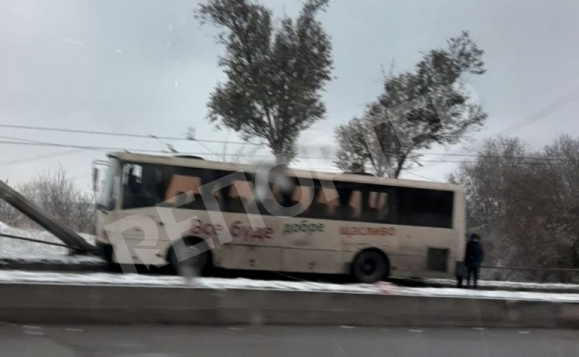 В Запорожье автобус врезался в столб