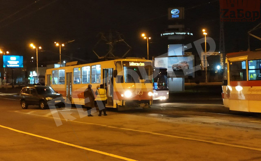 В Запорожье столкнулись трамвай, троллейбус и джип
