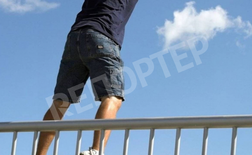 Мужчина спрыгнул с моста в Запорожье, который вчера открыл Президент Зеленский
