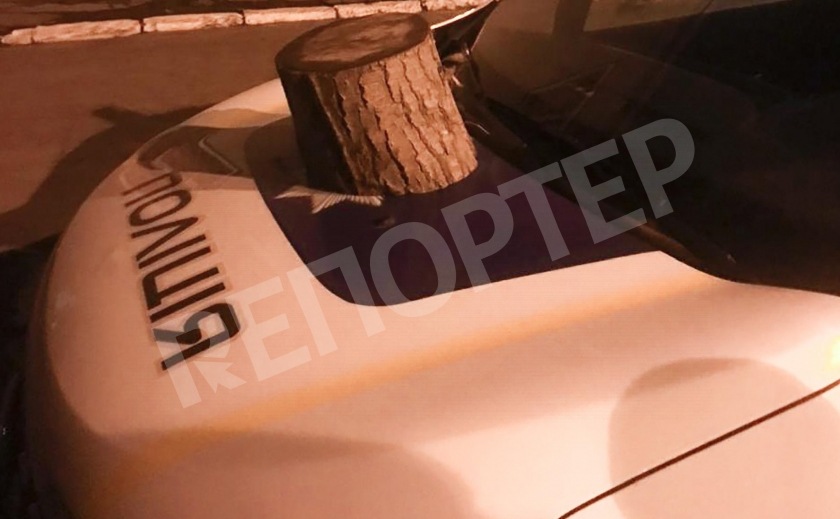 Запорожских копов забросали камнями и разбили им авто
