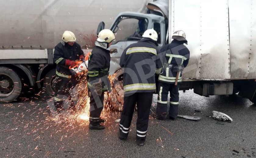 Под Запорожьем водителя вырезали из грузовика