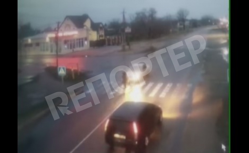 Под Запорожьем лихач сбил на переходе мать с ребенком