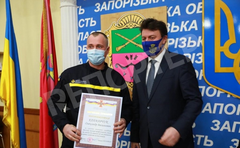 Ликвидаторов пожара в запорожской инфекционке наградили