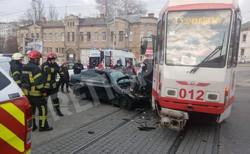 В центре Запорожья столкнулись трамвай и легковушка