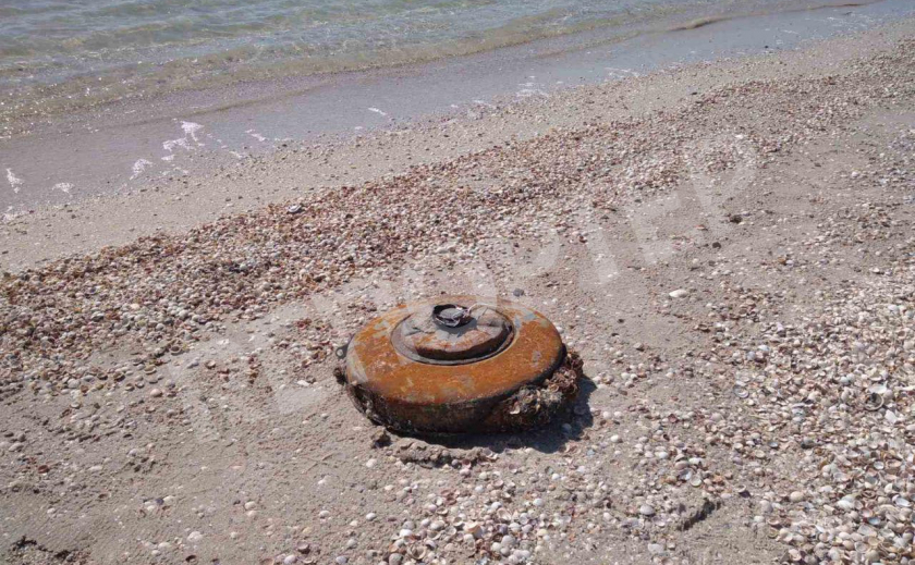 На пляже запорожского курорта нашли мину