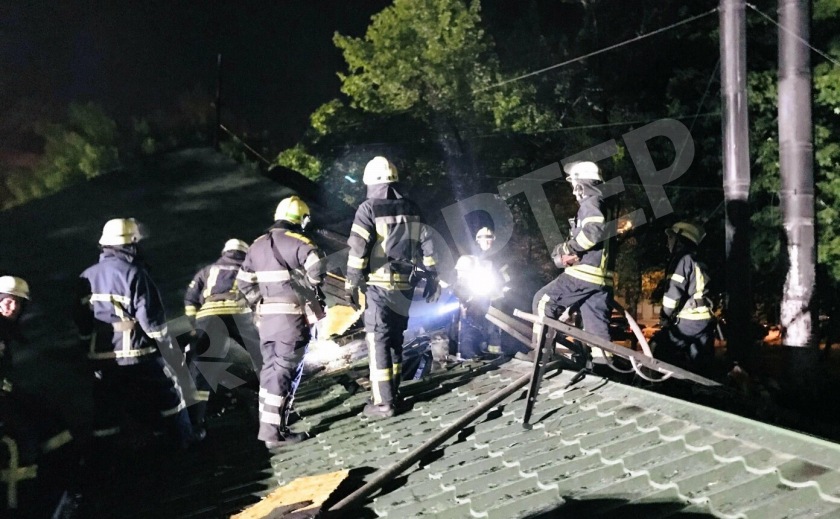 Из горящего запорожского ресторана спасали десятки посетителей Из горящего запорожского ресторана спасали десятки посетителей