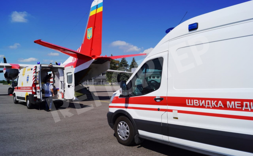 Запорожские спасатели доставили ребенка в больницу на самолете