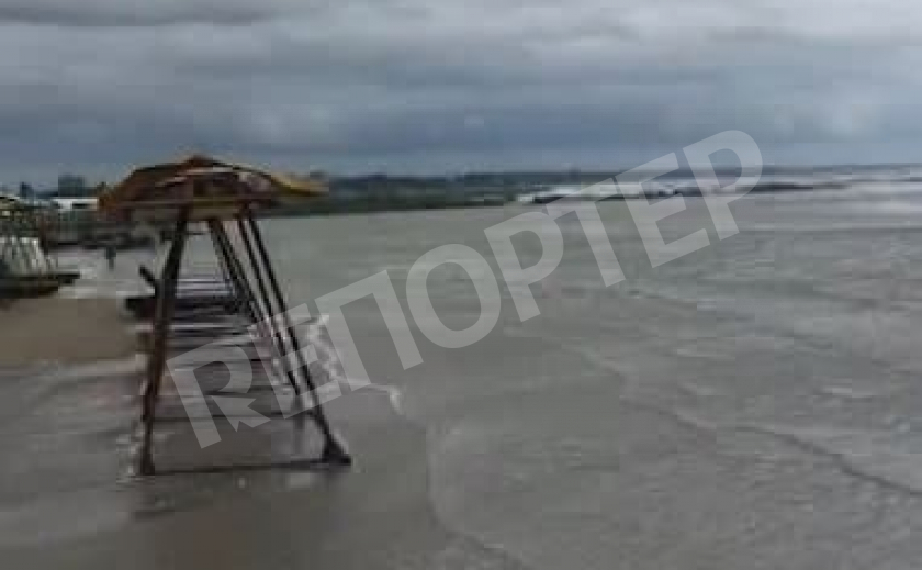 Не время отдыхать! На запорожском курорте море затопило пляжи