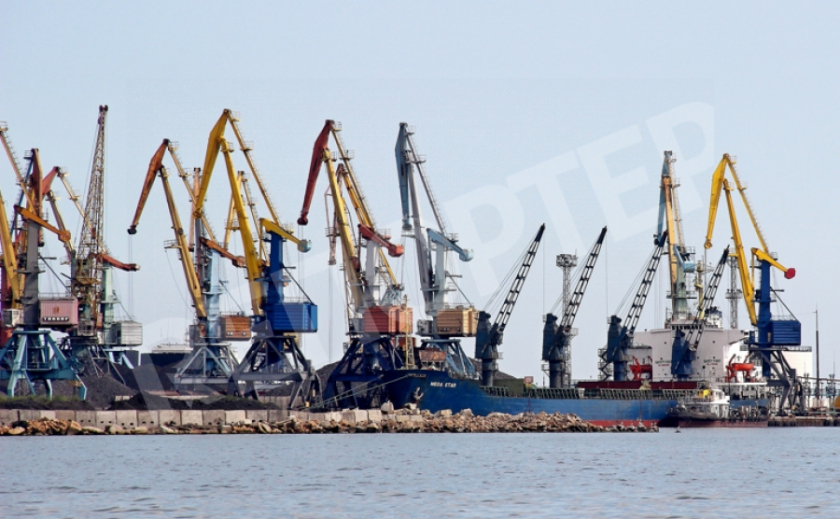 В бердянском порту впервые разгружают российский газ