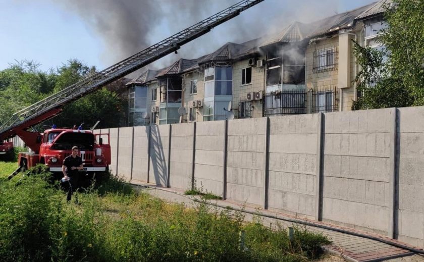 В Запорожской области горел котеджный комплекс. Полиция устанавливает причины