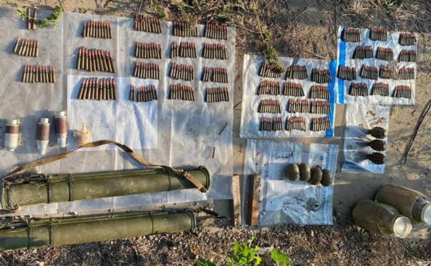 Возле запорожского аэропорта обнаружили схрон боеприпасов для диверсии