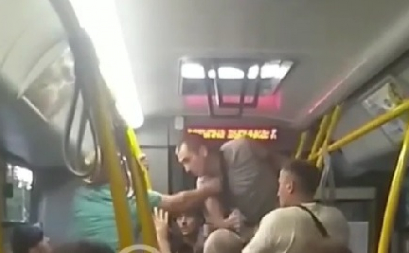 Пассажиры запорожского автобуса напали на наркоманов
