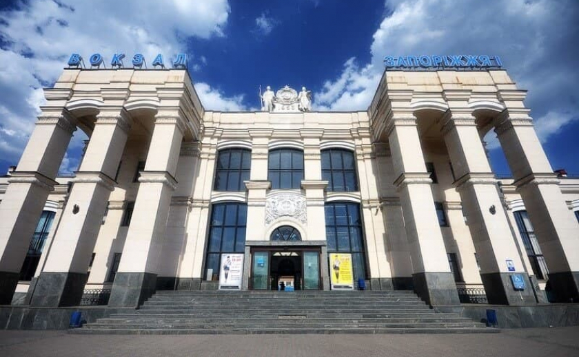 «Укрзалізниця» уволила сотрудницу, запрещавшую детям спать на вокзале в Запорожье