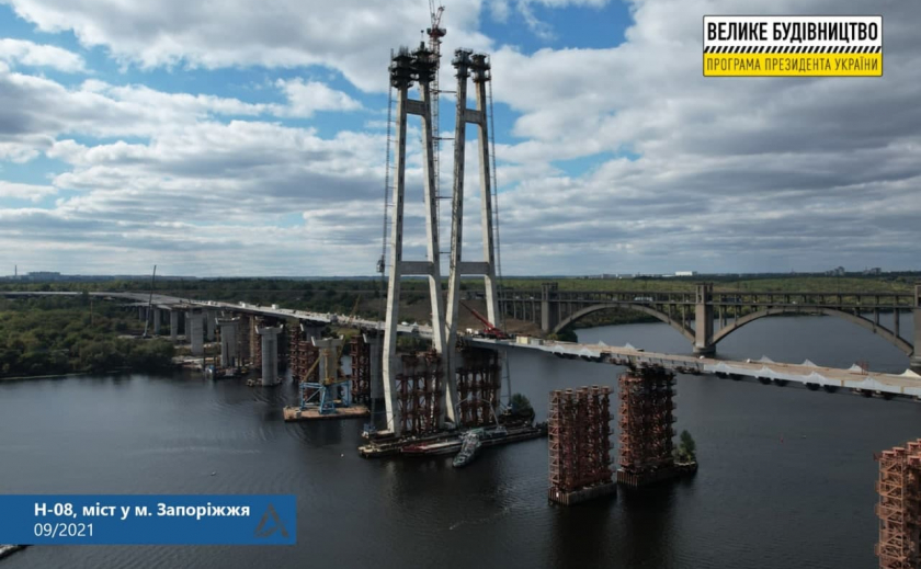 В Запорожье «Укравтодор» начал бетонирование пилона низовой части вантового моста