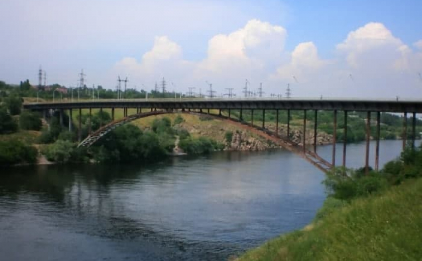 В Запорожье хотят закрыть для грузовиков арочный мост через Старый Днепр