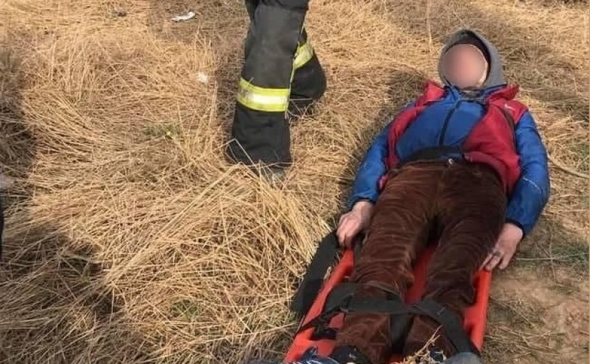 В центре Запорожья спасатели вынули мужчину из 15-метрового котлована