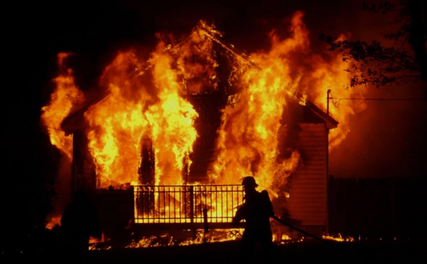 В Запорожье ночью загорелся дом: травмировался пожилой мужчина