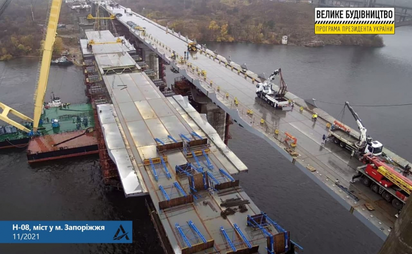 «Укравтодор» смонтировал на вантовом мосту в Запорожье 4-ю секцию весом 705 т