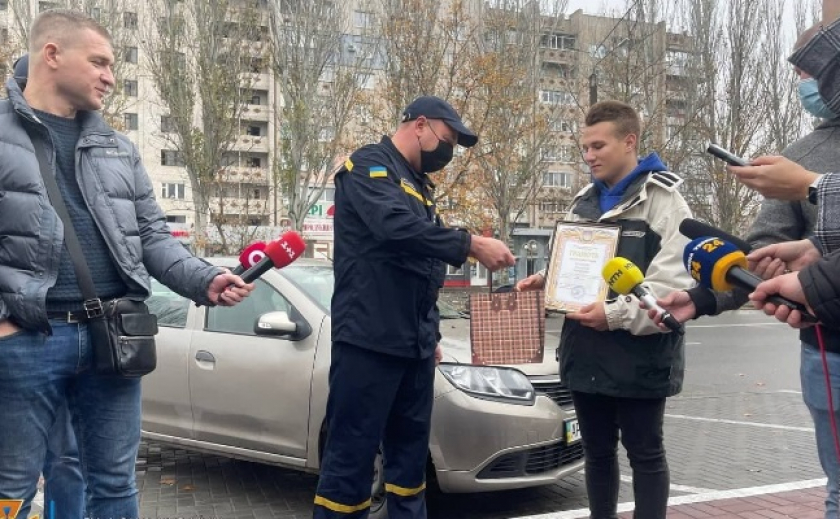 В Запорожье 17-летнего парня ГСЧС наградило грамотой и ценным подарком, а спасенный водитель не поблагодарил