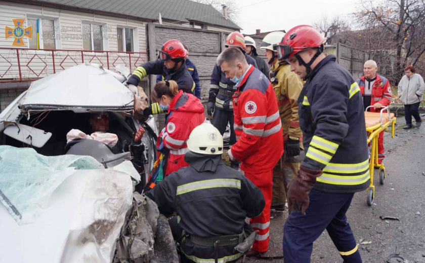 Автомобиль всмятку: в Запорожье после ДТП спасатели извлекали пострадавшего водителя