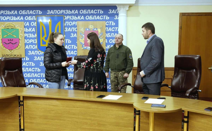 В Запорожье вдова солдата Олега Андриенко, погибшего в АТО, получила его орден «За мужество»
