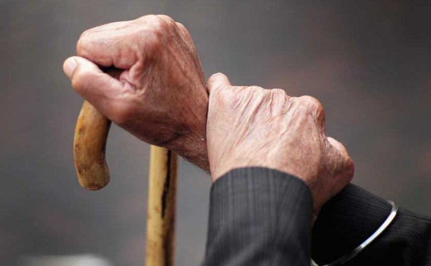 Под Запорожьем трио грабителей избило 93-летнего старика