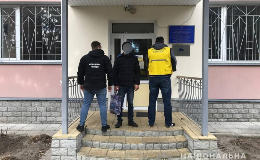 В Запорожье 32-летнему иностранцу указали «на дверь»