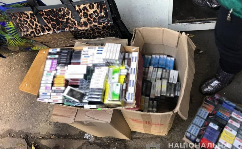 Дешево и «контрафактно»: в Запорожье полицейские задержали продавца запрещенной продукции