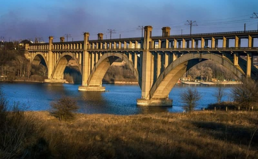 В Запорожье на рассвете с моста Преображенского спрыгнула 21-летняя девушка