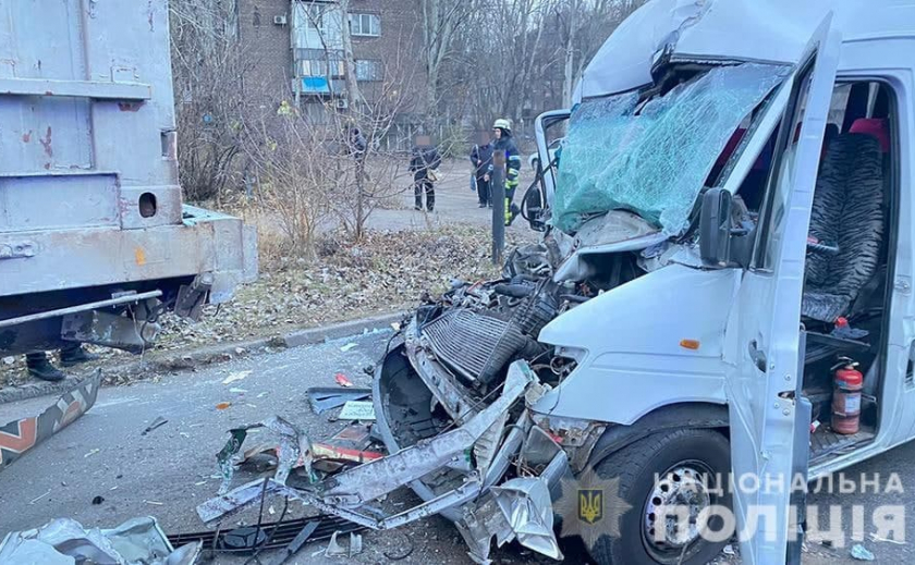 Много пострадавших: в Запорожье произошло столкновение между фурой и пассажирским автобусом