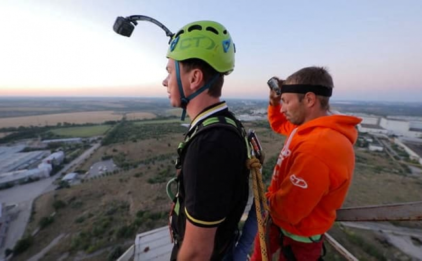 Путешественник Дмитрий Комаров прыгнул со 126-метровой трубы ТЭС в Запорожье