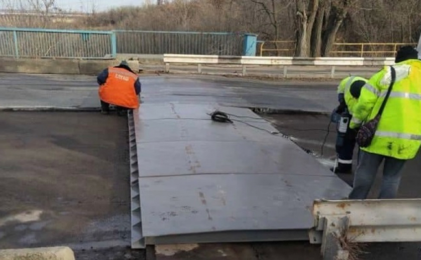 На арочном мосту в Запорожье установили ограничители скорости
