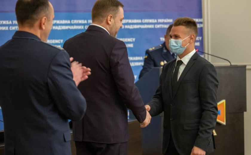 МВД наградило 17-летнего Александра Оганьяна из Мелитополя, спасшего водителя и пассажиров маршрутки от ДТП