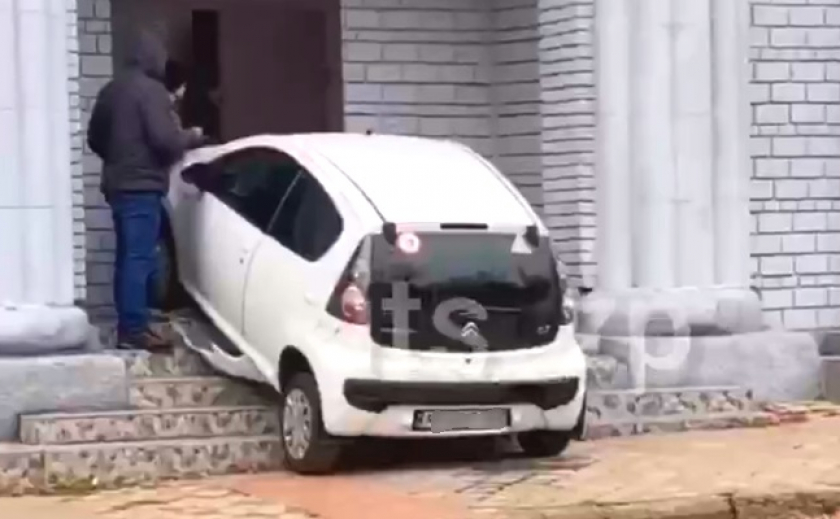 В Запорожье авто-леди припарковала Citroen на ступенях здания