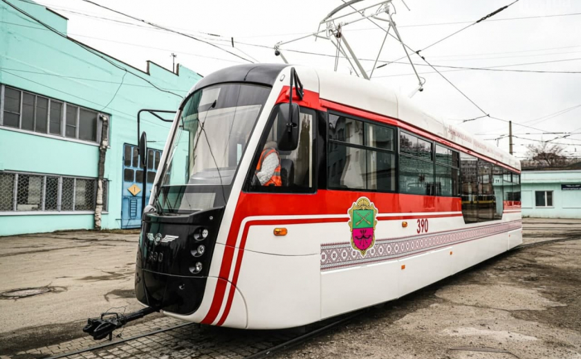 Дешевле и с комфортом: в Запорожье на тест-драйв вышел первый в этом году трамвай собственного производства
