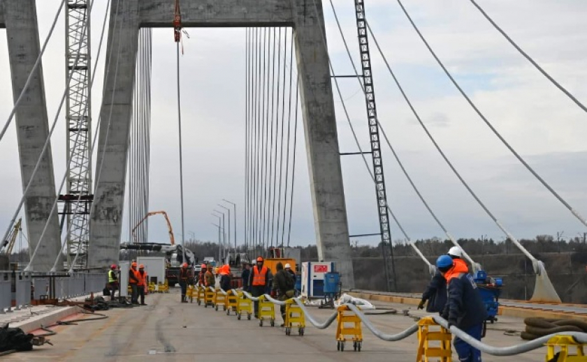 На строящемся мосту в Запорожье закончили монтаж вант