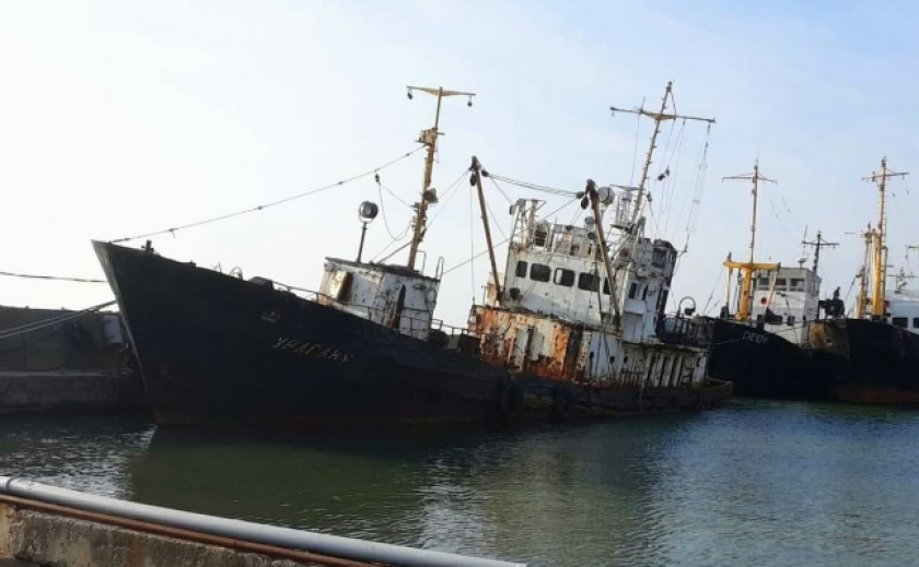 В Бердянске тонет судно «Ураган» экс-регионала Матвеева