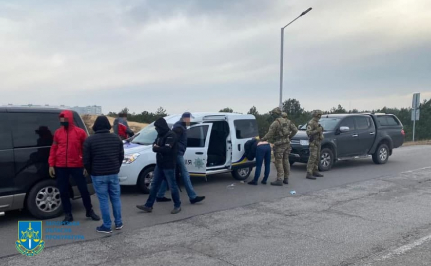 ГБР задержала и.о. начальника следствия полиции города в Запорожской области и адвоката на взятке $2 тыс.