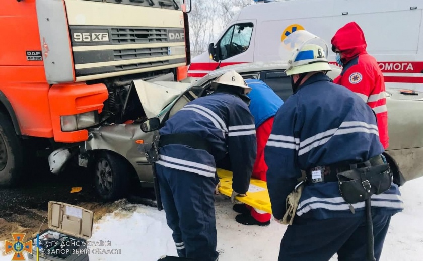 Под Запорожьем произошло столкновение между фурой и легковым автомобилем: есть пострадавшие