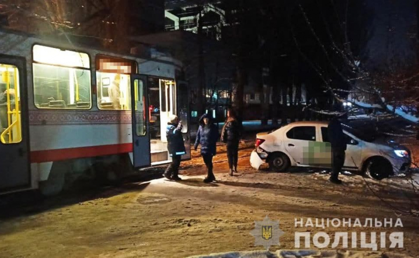 В Запорожье таксист «под кайфом» влетел в трамвай: пострадала беременная женщина