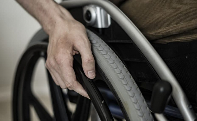 В Запорожье «почтальоны» ограбили женщину в инвалидной коляске