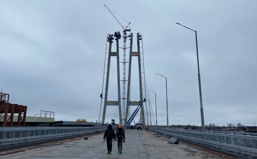 Строители завершают работы на вантовом мосту в Запорожье