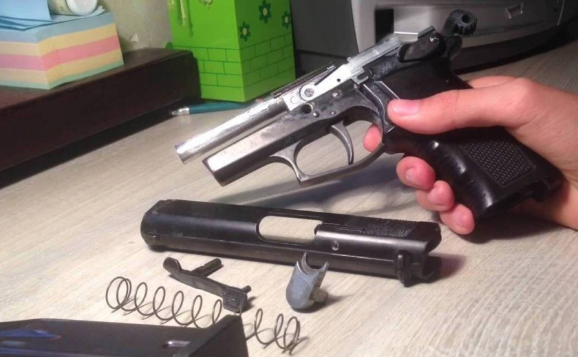 Чистил пистолет: В Мелитопольском районе 25-летний мужчина выстрелил себе в грудь