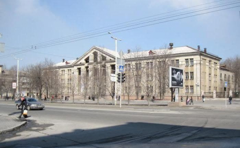 В Запорожье пьяный преподаватель домогался студенток: полиция начала расследование (Видео)