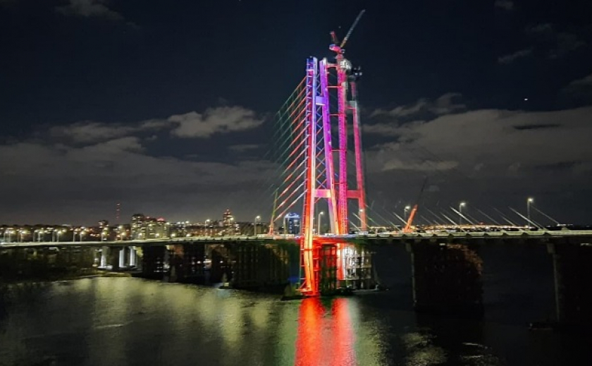 В Запорожье протестировали подсветку вантового моста