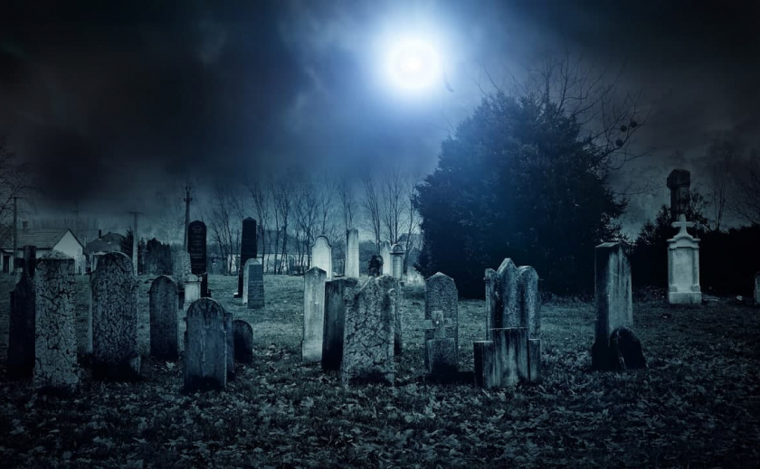 В Запорожской области подростки забавлялись на ночном кладбище
