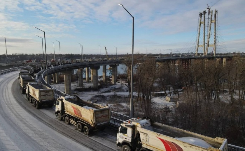 30 грузовиков проверят на прочность вантовый мост в Запорожье