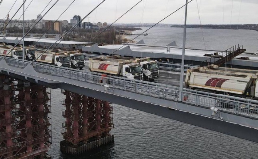 Самая опасная загрузка: В Запорожье 30 грузовиков испытали мост на прочность