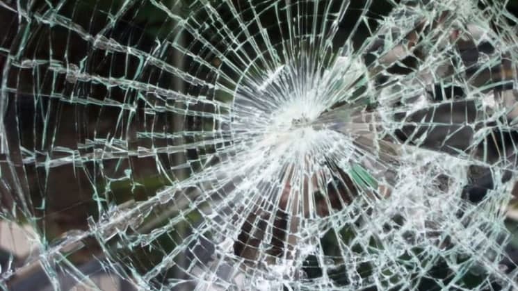 Не хотел платить за проезд: В Запорожье пьяный пассажир угрожал водителю ножом и разбил стекло