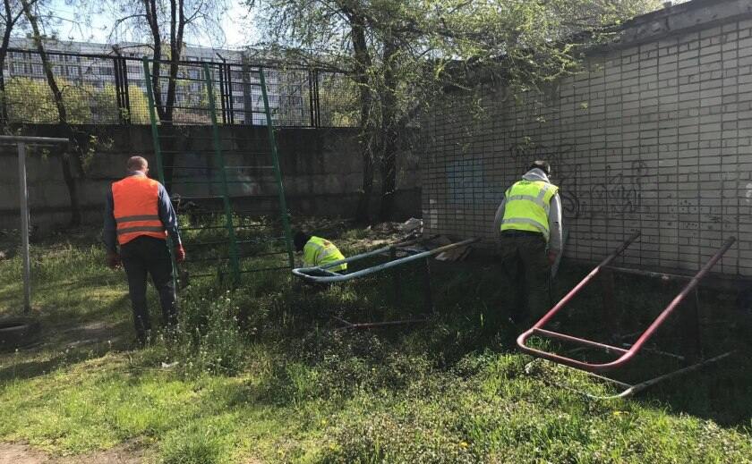 Пока шумок карантина в Запорожье на лом сносят детские и спортплощадки